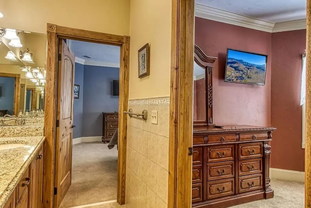 Mountain Bliss- Estate With Views - Firepit - Hot Tub - Gburg 5Min-1